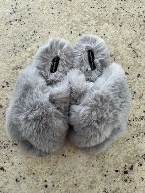 NWOT French Connection Soft Gray Faux Fur Slippers Minimalist Cozy Loungewear